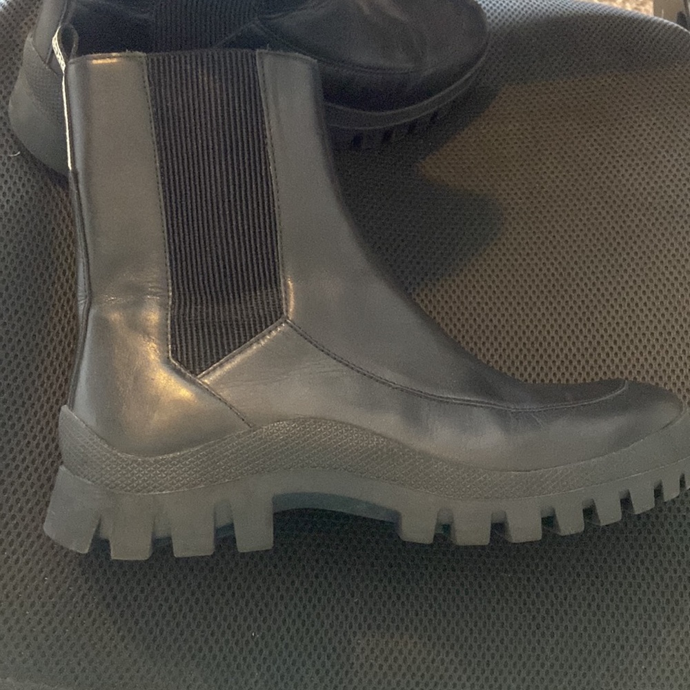 New DKNY Leather Slip on Boots